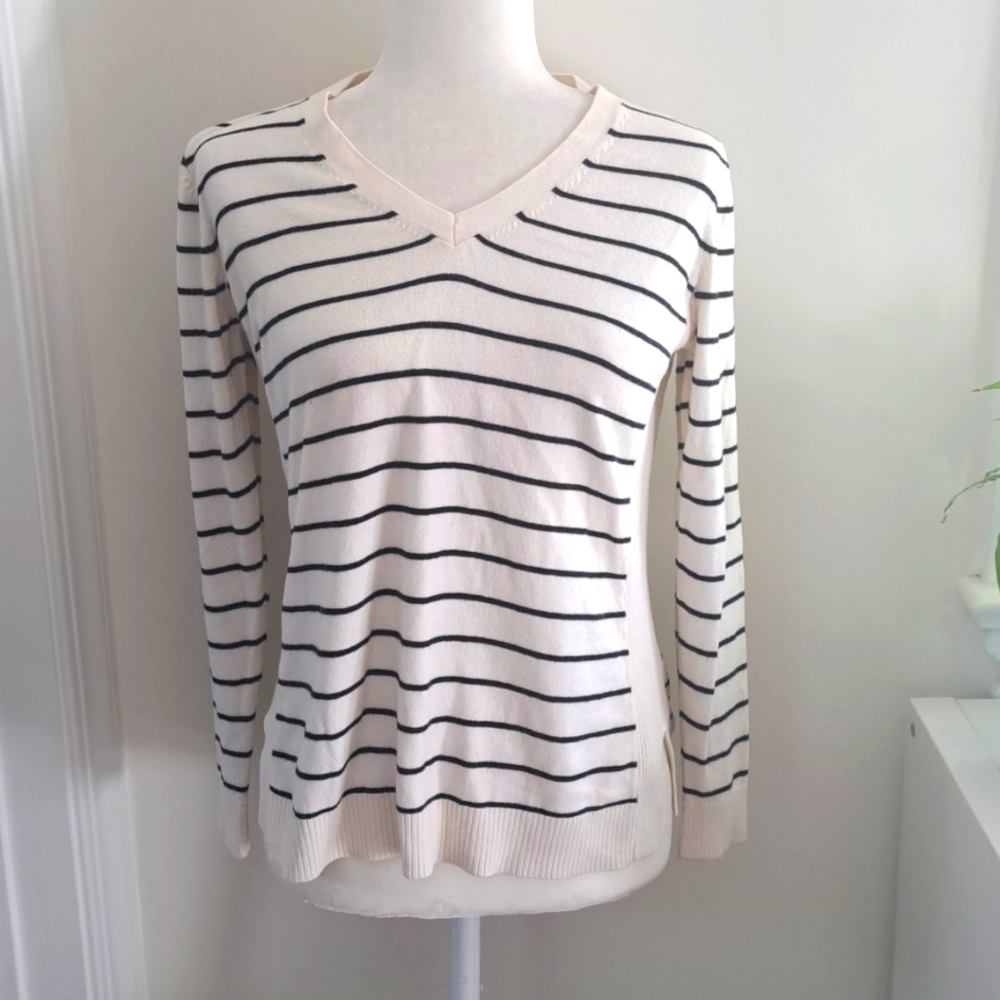 GAP Classic White and Black StripenV-neck Preppy Sweater size Small